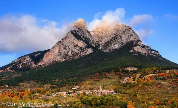 במרכז הפארק הגדול סרה דל קאדי (Serra del Cadí) מזדקף הר יוצא דופן – פדרה פורקה (Pedra Forca) לגובה של 2,500 מ'